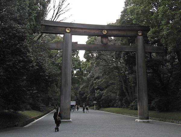 Tor auf dem Weg zum Meiji-Schrein in Tokyo