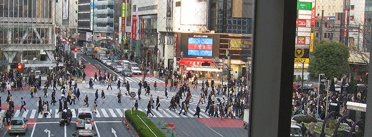 Eine der größten Kreuzungen der Welt in Shibuya, Tokyo