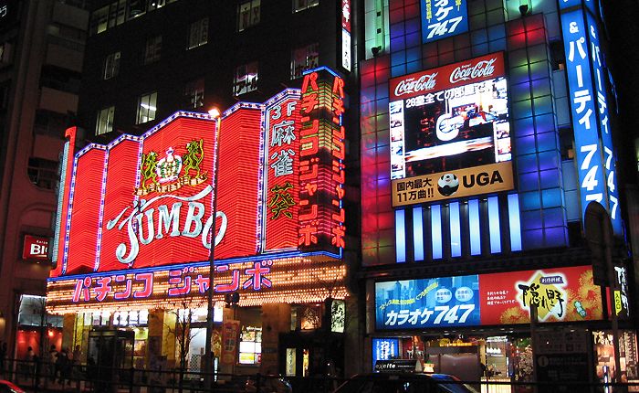 Leuchtfassaden in Shinjuku, Tokyo